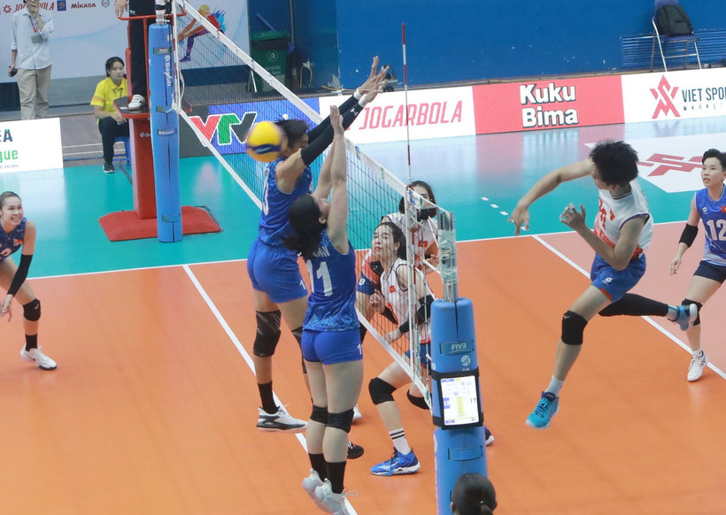 Pha đập bóng qua rào chắn ghi điểm cho đội tuyển Việt Nam. (Ảnh: Hoàng Hùng/TTXVN)