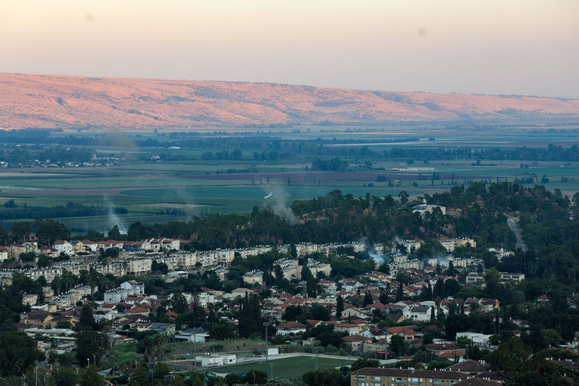 Khói bốc lên sau vụ tấn công tên lửa từ Liban xuống thành phố Kiryat Shmona, miền Bắc Israel ngày 28/7. (Ảnh: THX/TTXVN)