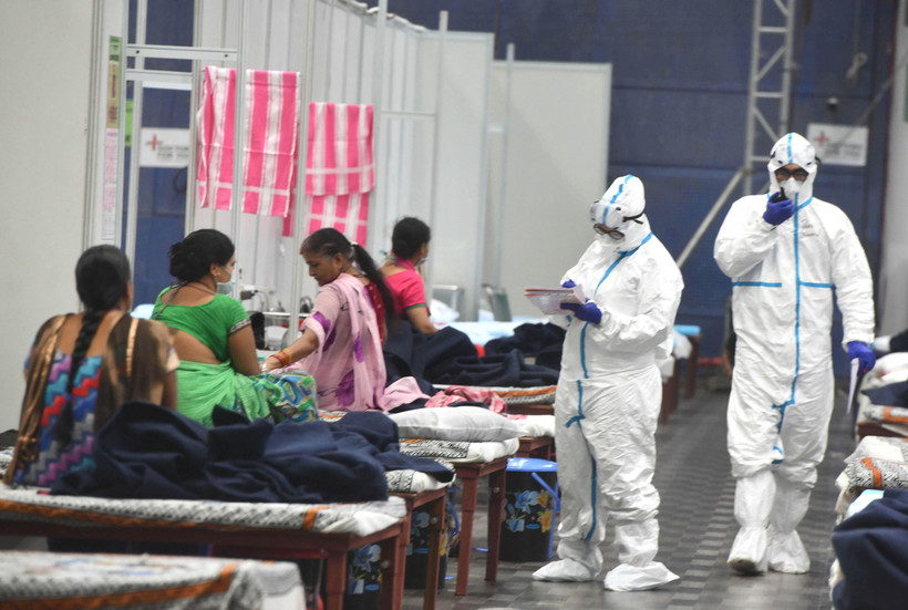 Bệnh nhân COVID-19 được điều trị tại bệnh viện dã chiến ở New Delhi, Ấn Độ, ngày 16/7. (Ảnh: THX/TTXVN)