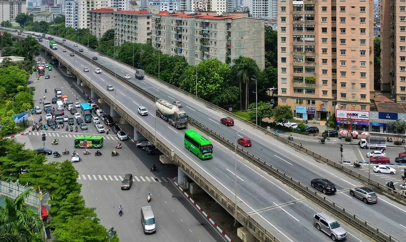 Phương tiện lưu thông trên tuyến đường Vành đai 3 của Hà Nội. (Ảnh: PV/Vietnam+)