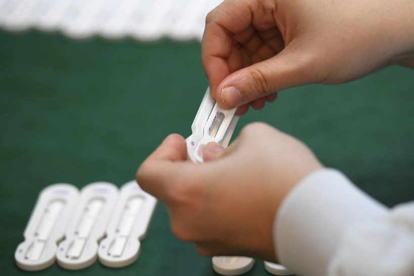 Sản xuất bộ kit xét nghiệm kháng thể đối với dịch COVID-19. (Ảnh: AFP/TTXVN)