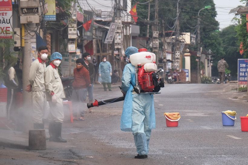Lực lượng chức năng phun khử khuẩn. (Ảnh: Phạm Hùng/TTXVN phát)