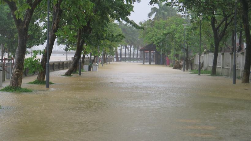 Nhiều tuyến đường tại thành phố Huế bị ngập. (Ảnh: Tường Vi/TTXVN)