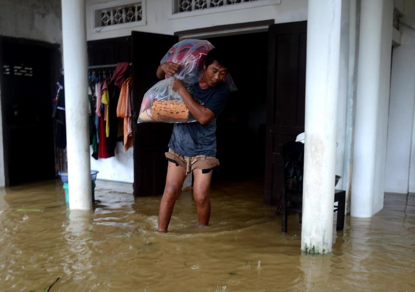 Người dân di dời đồ đạc đến vị trí cao ráo để tránh lũ. (Ảnh: Lê Ngọc Phước/TTXVN)