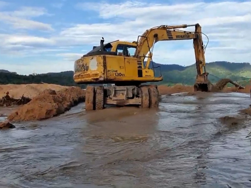 Cát được bơm lên tập kết và đưa đi tiêu thụ tại các bãi ven bờ hồ Thủy điện Ialy. (Ảnh: Hoài Nam/TTXVN)