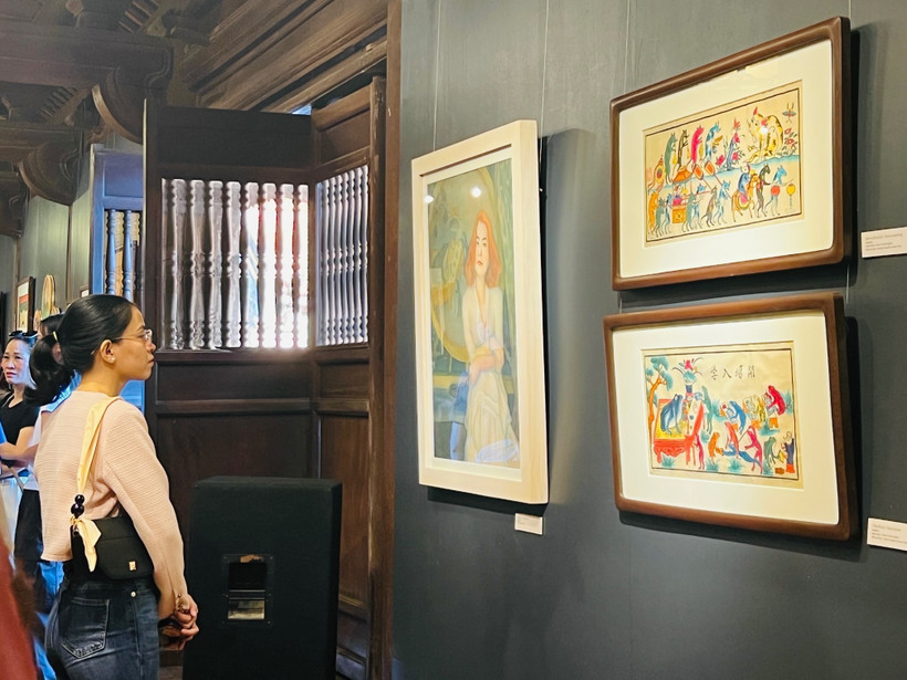 Công chúng thưởng lãm các tác phẩm tại triển lãm Đối thoại với dòng tranh dân gian Hàng Trống. (Ảnh: Đinh Thuận/ TTXVN)