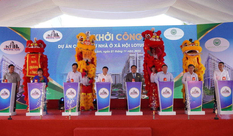 Lãnh đạo tỉnh Đồng Tháp và chủ đầu tư thực hiện nghi thức khởi công xây dựng dự án nhà ở xã hội Mỹ Phú-Lotus Garden. (Ảnh: Nhựt An/TTXVN) 