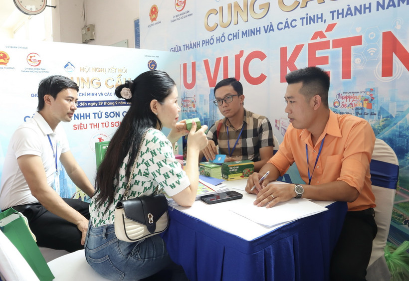 Đơn vị sản xuất và đại diện hệ thống phân phối kết nối cung cầu trong khuôn khổ Hội nghị. (Ảnh: Xuân Anh/ TTXVN)