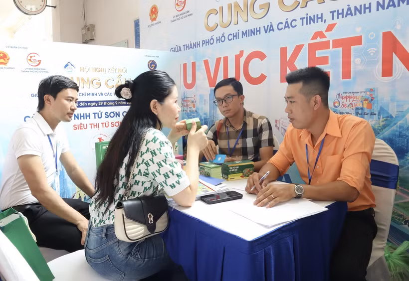 Đơn vị sản xuất và đại diện hệ thống phân phối kết nối cung cầu trong khuôn khổ Hội nghị. (Ảnh: Xuân Anh/ TTXVN)
