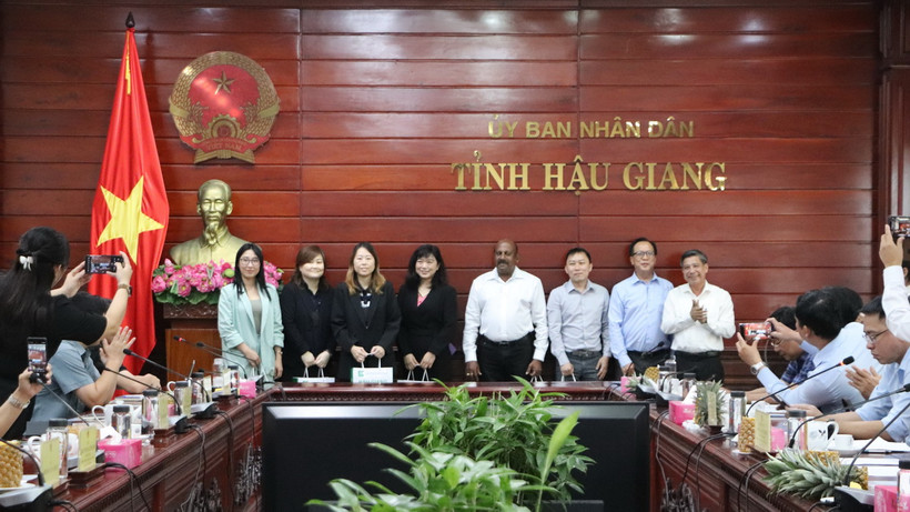 Chủ tịch UBND tỉnh Hậu Giang Đồng Văn Thanh chụp ảnh cùng đại diện các doanh nghiệp Singapore. (Ảnh: Hồng Thái/TTXVN)