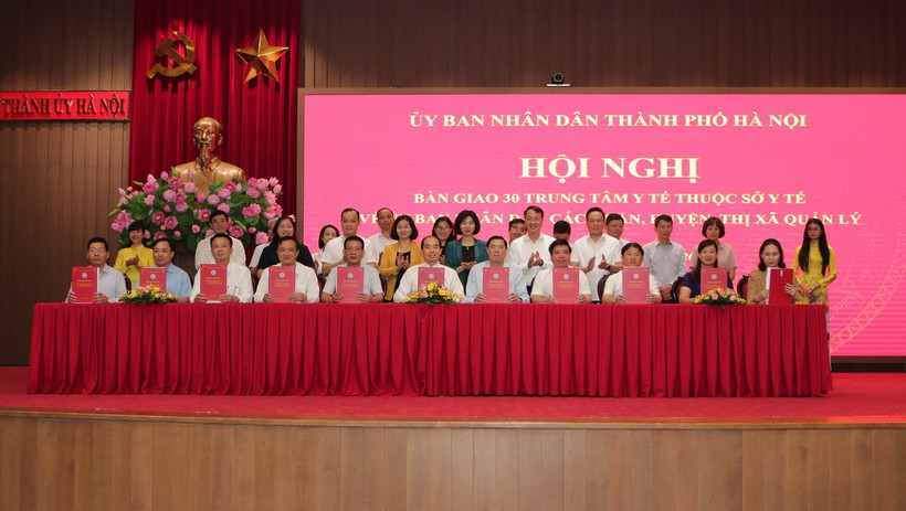 Lãnh đạo thành phố Hà Nội đã chứng kiến lễ ký biên bản bàn giao giữa Sở Y tế Hà Nội và 30 quận, huyện, thị xã. (Ảnh: Nguyễn Cúc/TTXVN)