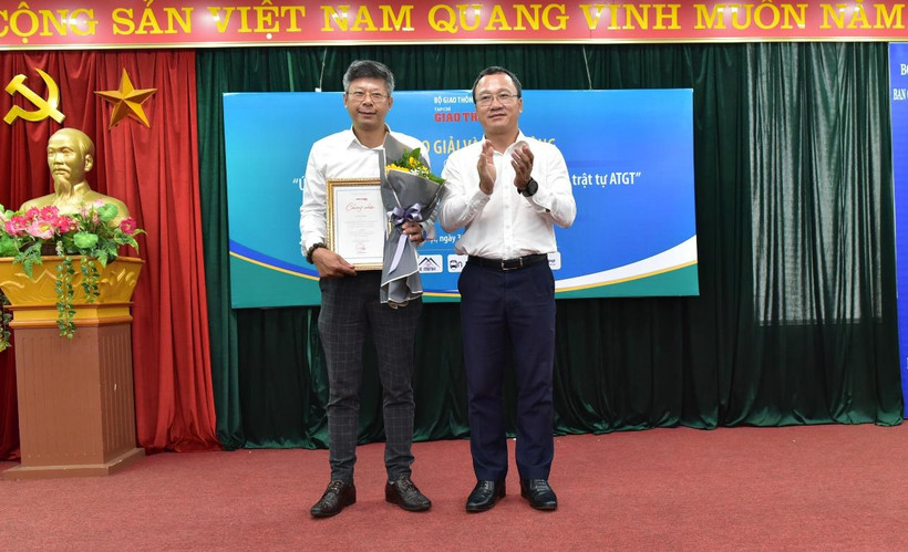 Giải Nhất được trao cho loạt bài 2 kỳ: Ứng dụng công nghệ cảnh báo va chạm, tai nạn giao thông của tác giả Quang Hưng, Báo Nhân dân. (Ảnh: Việt Hùng/Vietnam+)