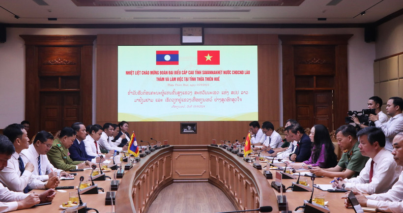 Quang cảnh buổi làm việc giữa lãnh đạo tỉnh Thừa Thiên-Huế và tỉnh Savanakhet (Lào). (Ảnh: Tường Vi/ TTXVN)