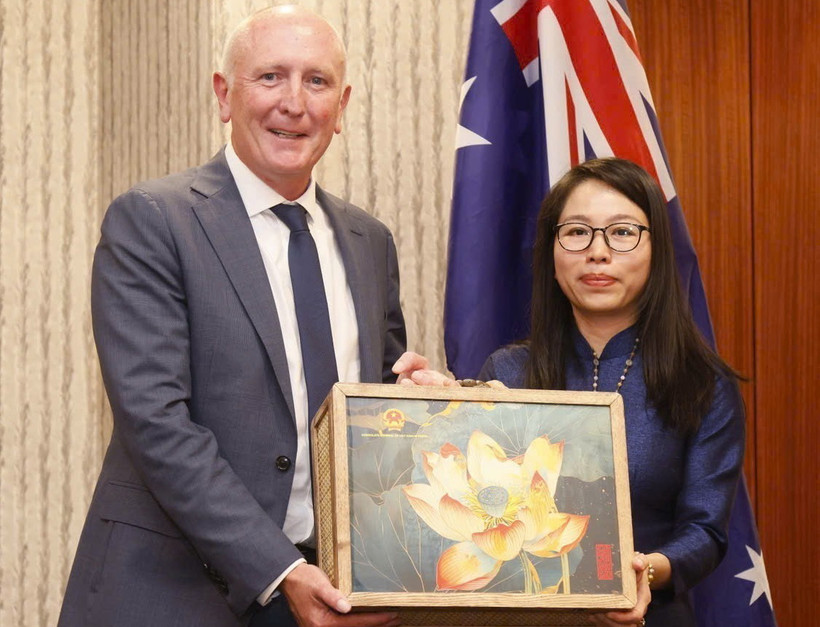 Tổng Lãnh sự Việt Nam tại Tây Australia Nguyễn Thanh Hà tặng quà lưu niệm cho Bộ trưởng Stephen Dawson. (Ảnh: TTXVN phát)