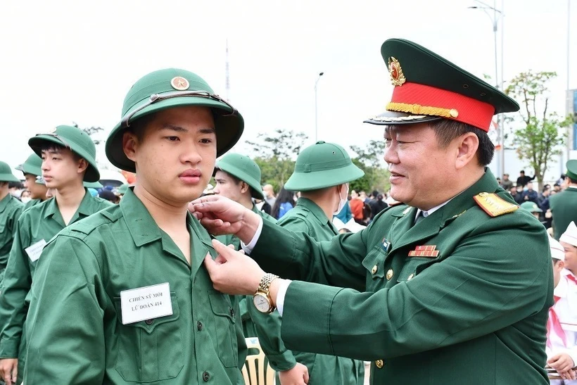 Lễ giao nhận quân ở Quảng Bình diễn ra trang trọng, nhanh gọn, tiết kiệm, an toàn, đúng quy định. (Ảnh: TTXVN phát)