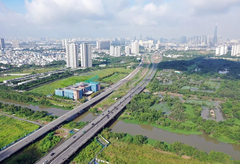 Đường song hành cao tốc Thành phố Hồ Chí Minh-Long Thành-Dầu Giây (bên trái) được đưa vào khai thác. (Ảnh: TTXVN phát)