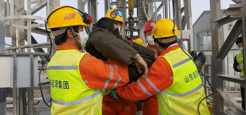 Lực lượng cứu hộ giải cứu thợ mỏ bị mắc kẹt trong vụ sập mỏ vàng ở tỉnh Sơn Đông, miền đông Trung Quốc, ngày 24/1/2021. (Ảnh: THX/TTXVN)