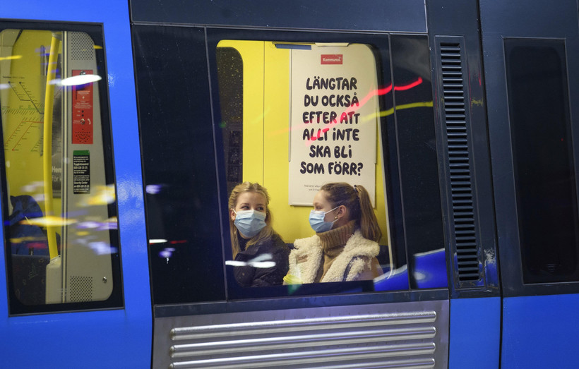 Người dân đeo khẩu trang phòng lây nhiễm COVID-19 tại Stockholm, Thụy Điển. (Ảnh: AFP/TTXVN)