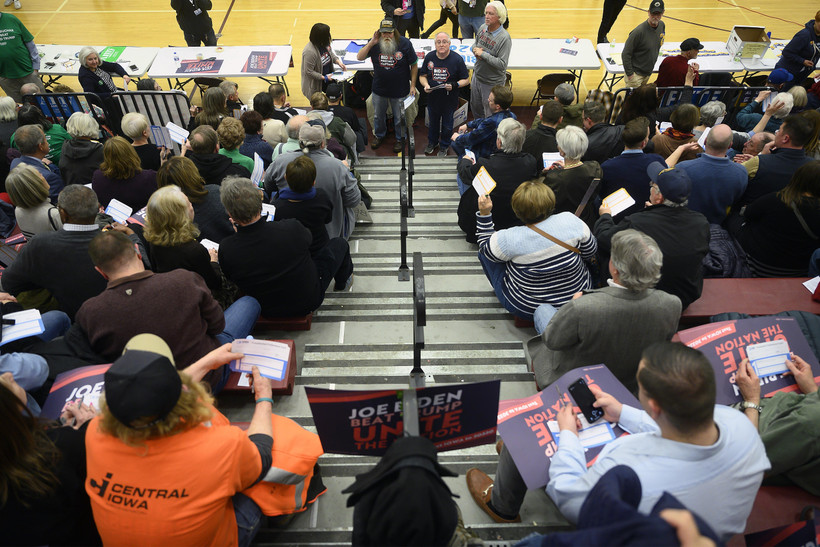 Các cử tri của đảng Dân chủ tham dự cuộc bầu cử sơ bộ đầu tiên theo hình thức họp kín (caucus) tại bang Iowa, Mỹ ngày 3/2/2020. (Ảnh: AFP/TTXVN)