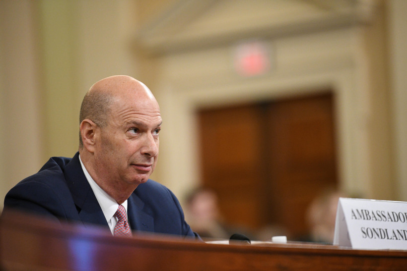 Đại sứ Mỹ tại Liên minh châu Âu (EU) Gordon Sondland trong phiên điều trần về cuộc điều tra luận tội Tổng thống Donald Trump tại Ủy ban Tình báo Hạ viện ở Washington DC., ngày 20/11/2019. (Ảnh: THX/TTXVN)