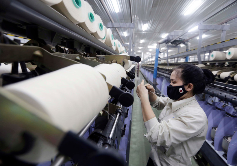 Sản xuất sợi tại Công ty TNHH Dệt Hà Nam, thành phố Phủ Lý, tỉnh Hà Nam. (Ảnh: Trần Việt/ TTXVN)