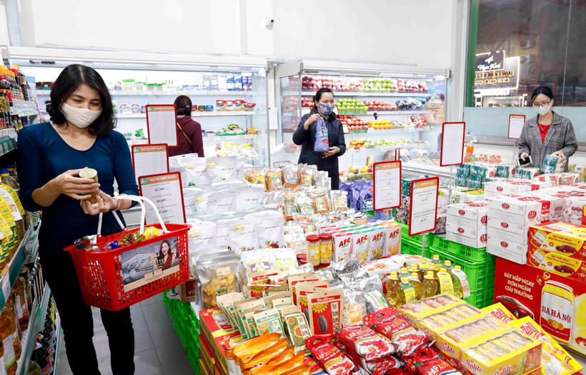 Người dân mua sắm tại siêu thị Hapro Khâm Thiên, Hà Nội. (Ảnh: Trần Việt/TTXVN)