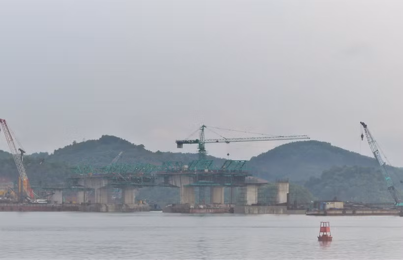 Cầu nối Vân Đồn-Tiên Yên thuộc dự án đường Cao tốc Vân Đồn- Móng Cái đang được tích cực triển khai thi công. (Ảnh: Thanh Vân/TTXVN)