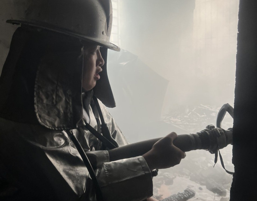 Lực lượng chức năng triển khai phương án dập lửa. (Ảnh: TTXVN phát)