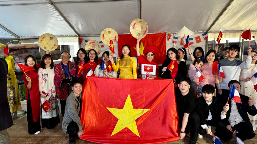 Đoàn Việt Nam tham dự Ngày hội Cuối tuần Pháp ngữ 2024 ở thành phố Yèbles. (Ảnh: Nguyễn Thu Hà/TTXVN)