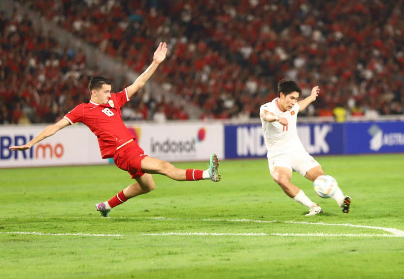 Đội tuyển Việt Nam (áo trắng) buộc phải thắng Indonesia ở lượt về tại Mỹ Đình. (Ảnh: Vietnam+)