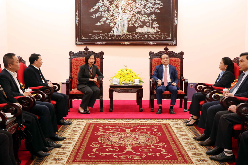 Tổng Giám đốc TTXVN Vũ Việt Trang làm việc với Bí thư Tỉnh ủy Tuyên Quang Chẩu Văn Lâm. (Ảnh: Quang Cường/TTXVN)