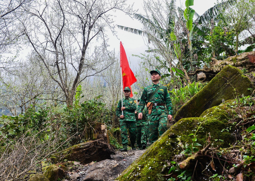 Cán bộ, chiến sỹ Đồn Biên phòng Thàng Tín (Hà Giang) tuần tra, kiểm soát địa bàn được giao phụ trách. (Ảnh: Nam Thái/TTXVN)