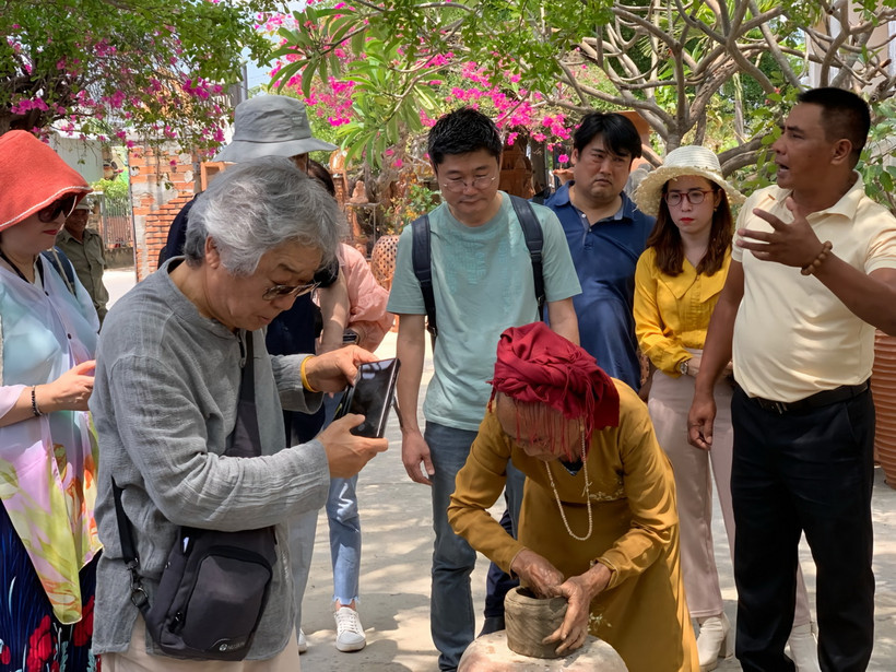 Du khách Hàn Quốc tham quan, tìm hiểu nghệ thuật làm gốm của đồng bào Chăm làng Bàu Trúc ở thị trấn Phước Dân (huyện Ninh Phước). (Ảnh: TTXVN phát)
