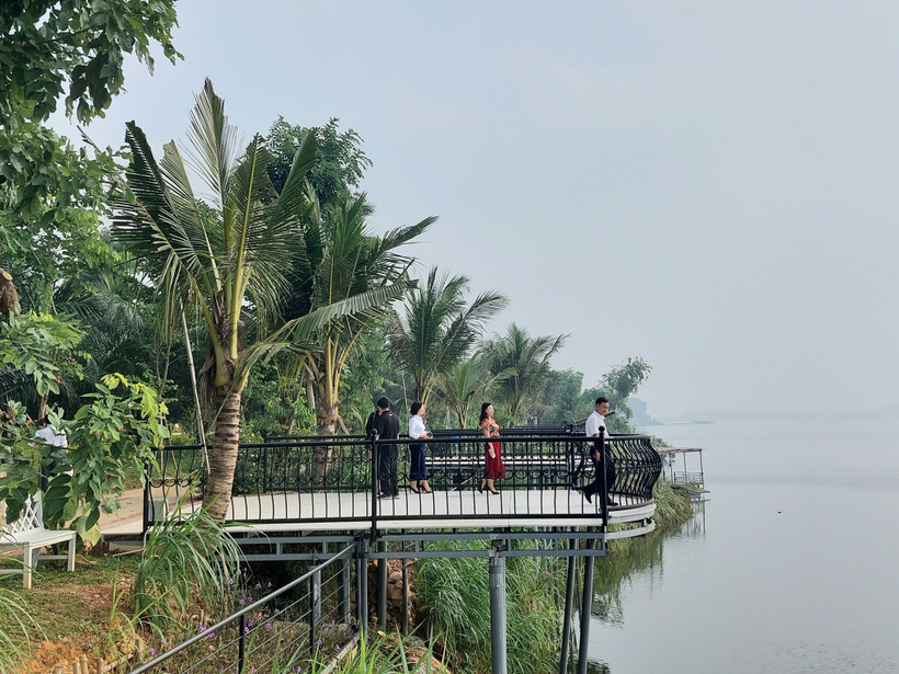 Du khách thưởng lãm vẻ đẹp hồ Đồng Mô, thị xã Sơn Tây (Hà Nội). (Ảnh: Đinh Thuận/TTXVN)