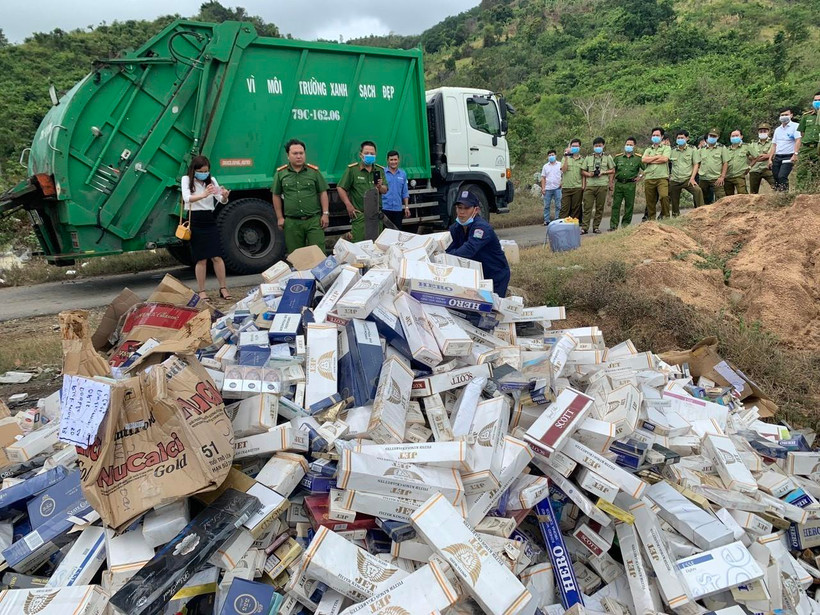 Tiêu hủy thuốc lá ngoại nhập lậu. (Ảnh: TTXVN phát)