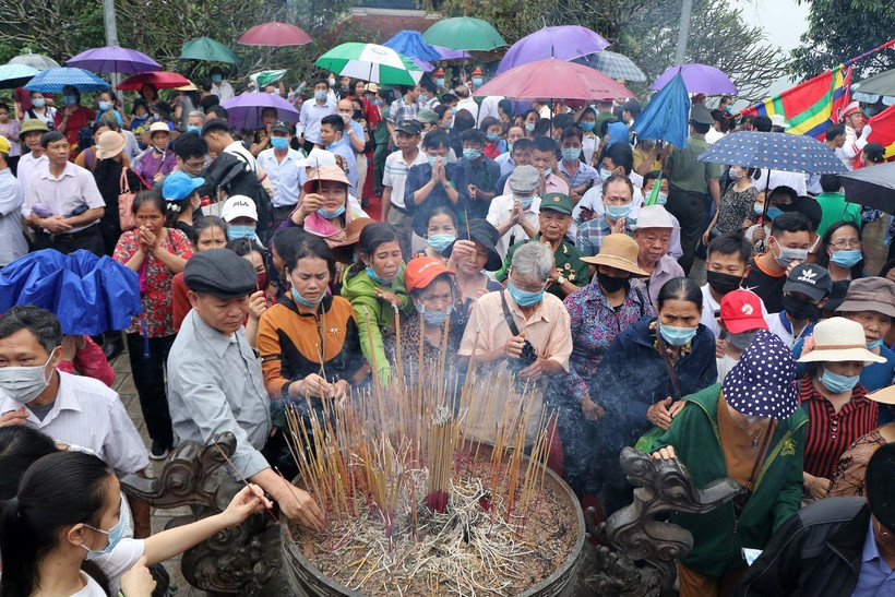 Đông đảo đồng bào thành kính dâng hương tưởng nhớ Tổ Mẫu Âu Cơ. (Ảnh : Trung Kiên/TTXVN)