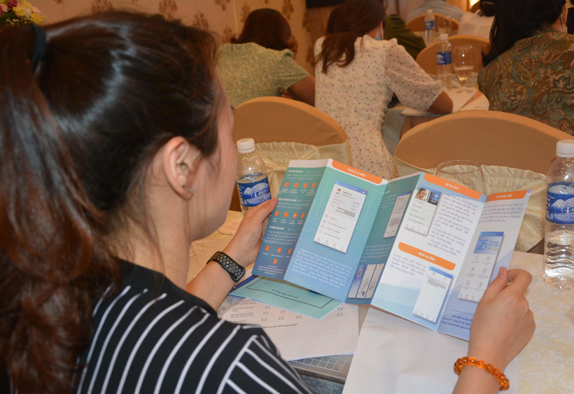 Người dân xem hướng dẫn cài đặt ứng dụng Bảo hiểm xã hội số (VssID). (Ảnh: Văn Dũng/TTXVN)