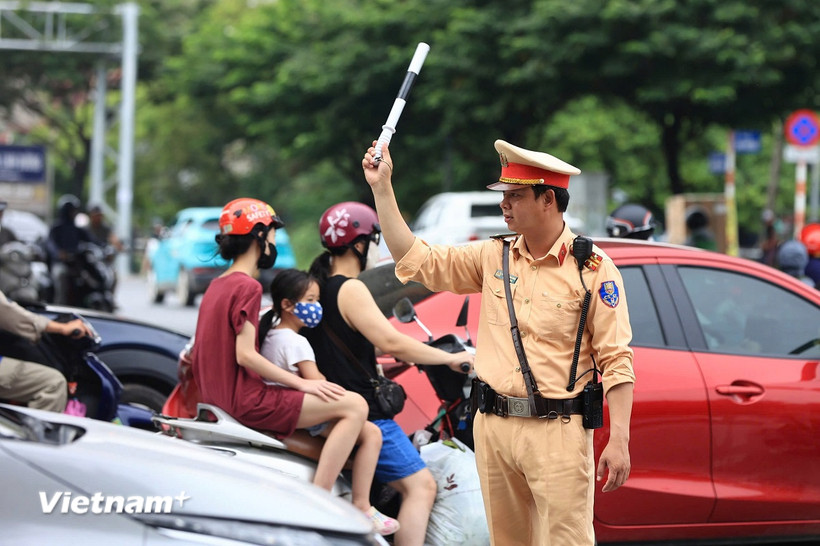 Lực lượng CSGT điều tiết, phân luồng giao thông. (Nguồn: Vietnam+)