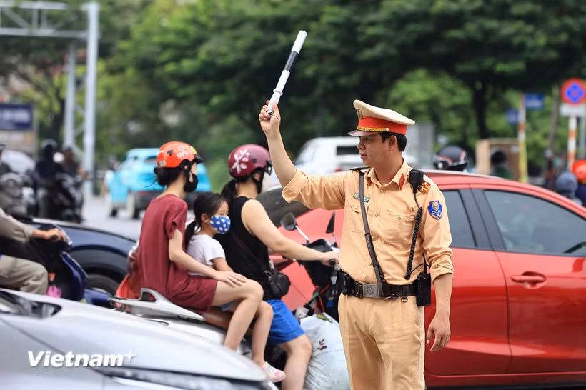 Lực lượng CSGT điều tiết, phân luồng giao thông. (Nguồn: Vietnam+)