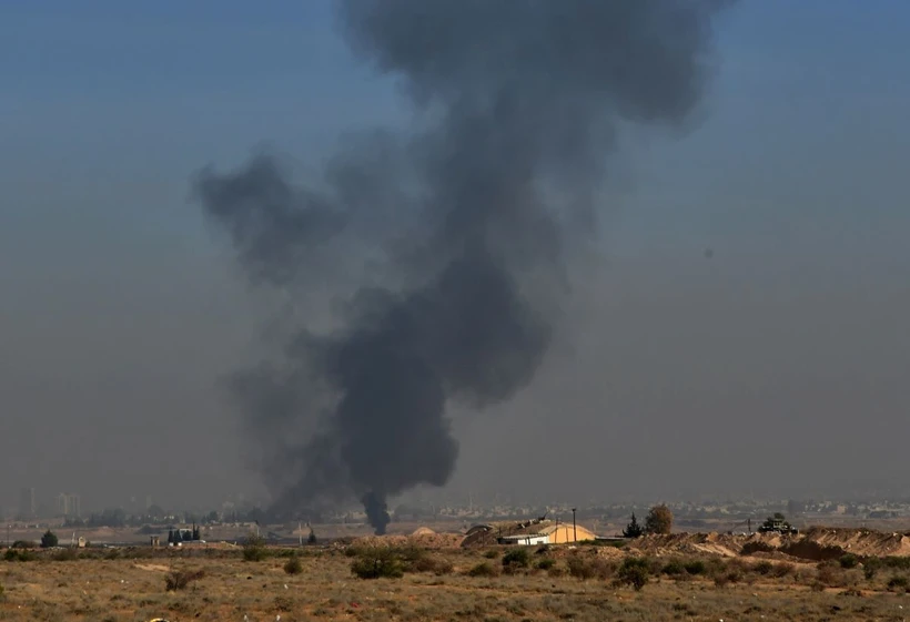 Khói bốc lên sau cuộc không kích của Israel xuống căn cứ quân sự Mazzeh ở ngoại ô Damascus, Syria. (Ảnh: THX/TTXVN)