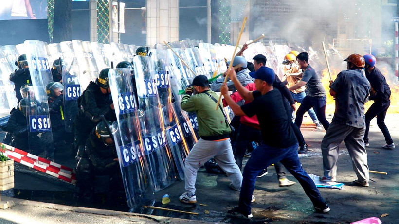 Cảnh sát cơ động diễn tập tạo hàng rào phòng thủ, không để các đối tượng quá khích xông vào mục tiêu được bảo vệ. (Ảnh: Thành Chung/TTXVN)