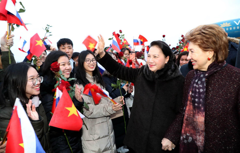 Cán bộ, nhân viên Đại sứ quán và đại diện cộng đồng người Việt đón Chủ tịch Quốc hội Nguyễn Thị Kim Ngân tại sân bay Vnukovo. (Ảnh: Trọng Đức/TTXVN)