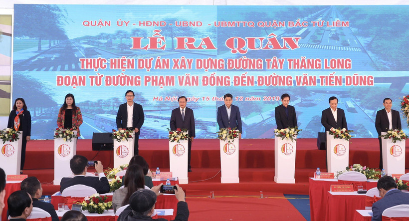 Chủ tịch Ủy ban Nhân dân thành phố Hà Nội Nguyễn Đức Chung cùng các đại biểu thực hiện nghi thức phát động giai đoạn 2 dự án. (Ảnh: TTXVN)