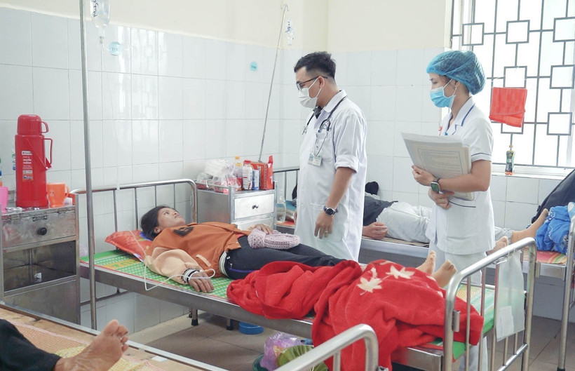 Các nạn nhân trong vụ uống nước rễ cây rừng được cấp cứu tại cơ sở y tế. (Ảnh: TTXVN)