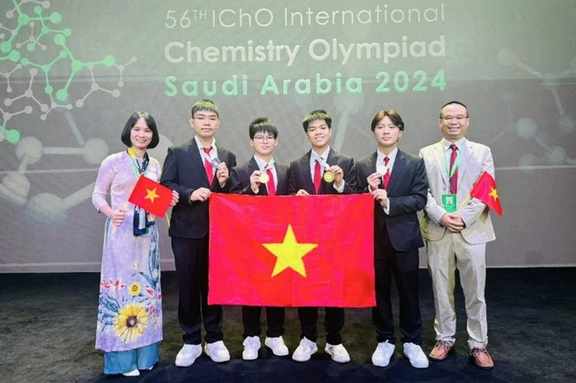 Đoàn học sinh Việt Nam và các thầy, cô dẫn đoàn tham gia kỳ thi Olympic Hóa học quốc tế. (Nguồn: Bộ Giáo dục và Đào tạo)