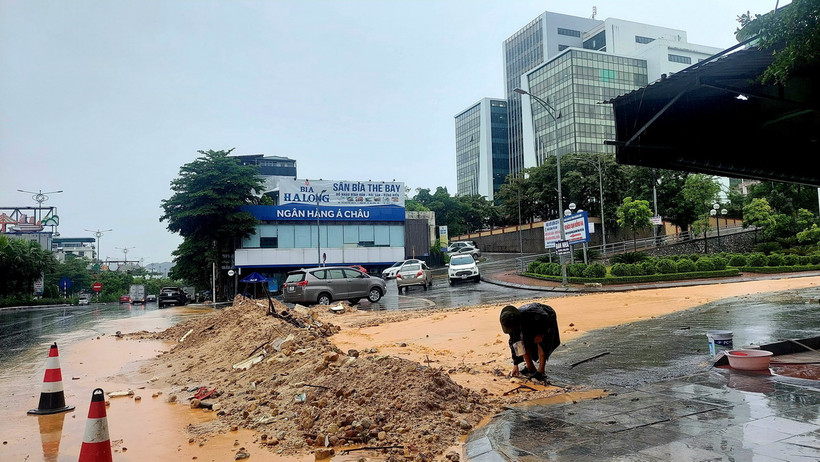 Khu 3 phường Hồng Hà, thành phố Hạ Long, tỉnh Quảng Ninh có nhiều bùn, đá trôi về do bị sạt lở kè phía trên. (Ảnh: Thanh Vân/TTXVN)