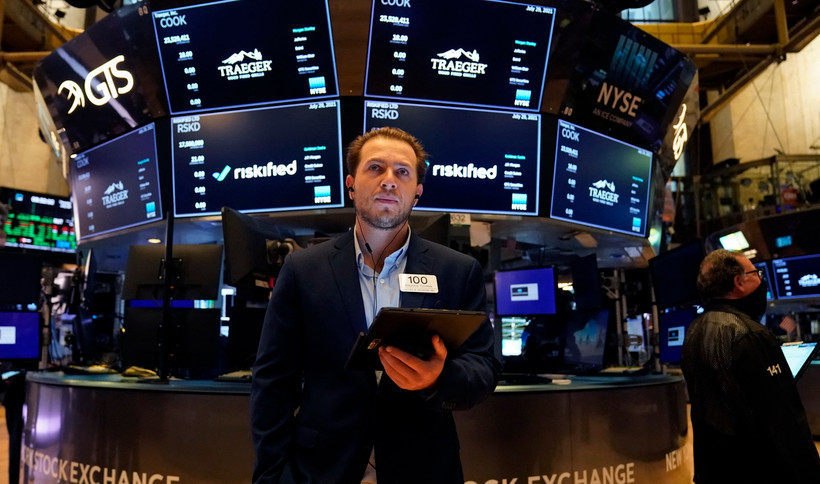 Giao dịch viên tại Sàn chứng khoán New York, Mỹ. (Ảnh: AFP/TTXVN)