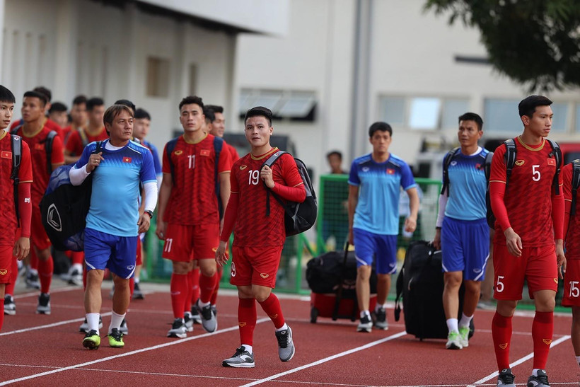 Đội tuyển U22 Việt Nam bước vào sân Rizal Memorial. (Ảnh: Hoàng Linh/TTXVN)
