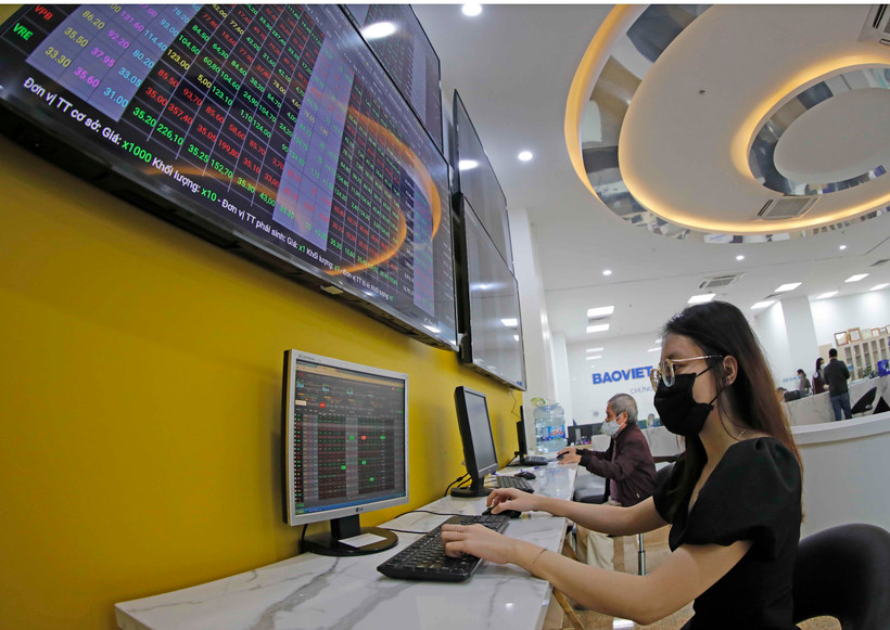 Kết thúc tuần giao dịch, VN-Index giữ được mức tăng nhẹ 0,20% so với tuần trước và đóng cửa tại 1.046,79 điểm. (Ảnh: TTXVN)