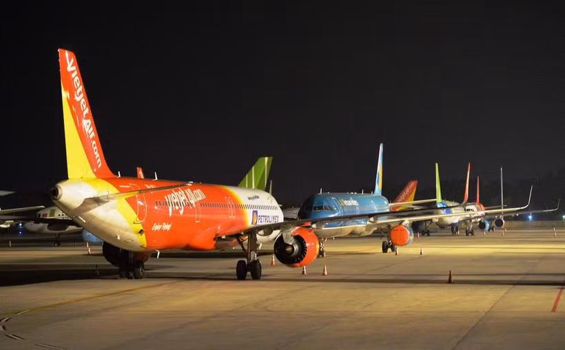 Máy bay xếp hàng dài đắp chiếu tại sân bay Nội Bài. (Ảnh: Hoàng Anh/Vietnam+)